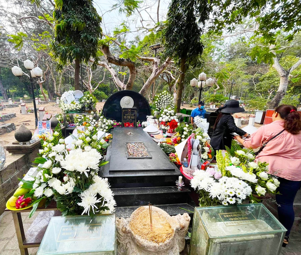 Hoa dâng mộ cô Sáu thường là hoa màu trắng
